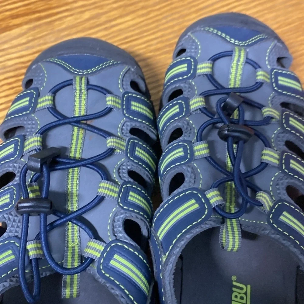 Khombu Dillion SandalS Water Shoes Size 2